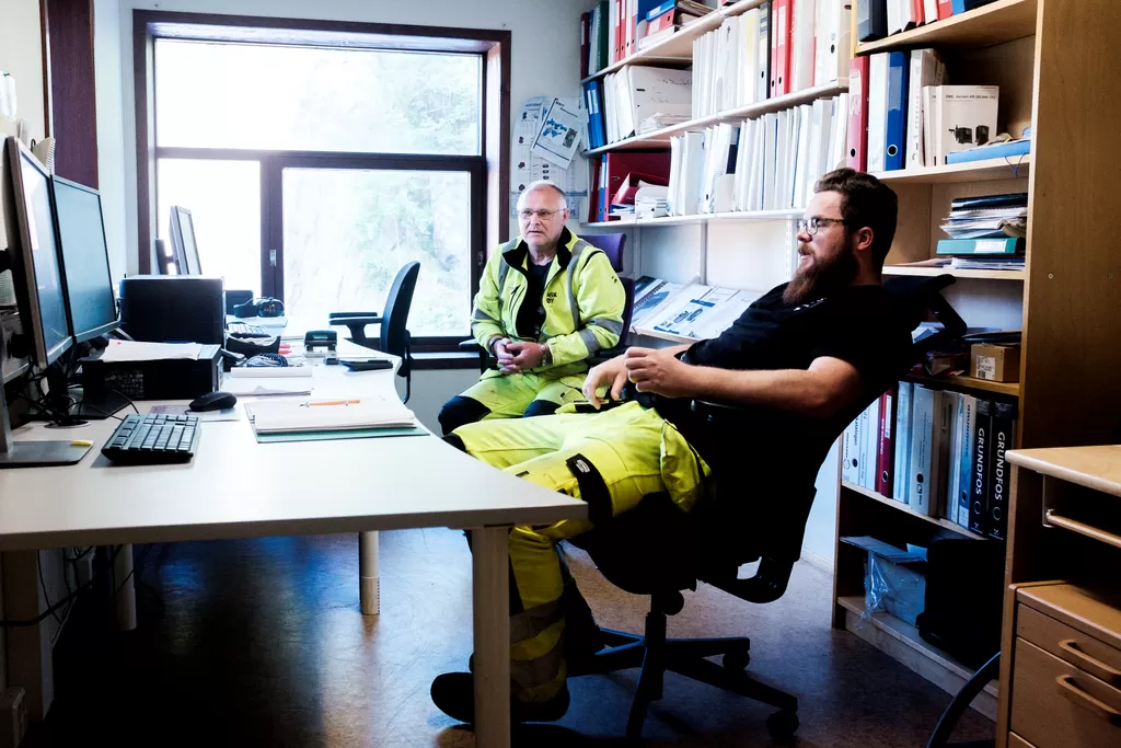 TØFFE DAGER: Verneombud Kåre Johansen (bakerst) i kontrollrommet på Kleppe Vannrenseanlegg på Askøy. Foran sitter driftsopertør og konstituert  arbeidsleder Espen Holmedal.
