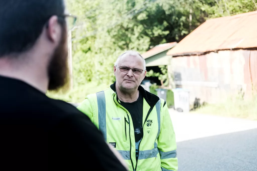 TØFFE DAGER: De har kommet i mål mens det har stormet fra media og folk. Verneombud Kåre Johansen i samtale med driftsoperatør Espen Holmedal.